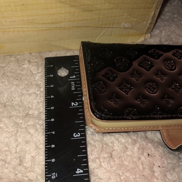 Black Patent Leather LV floral IPhone 6,7,8 magnetic clasp wristlet strap card - Picture 3 of 9